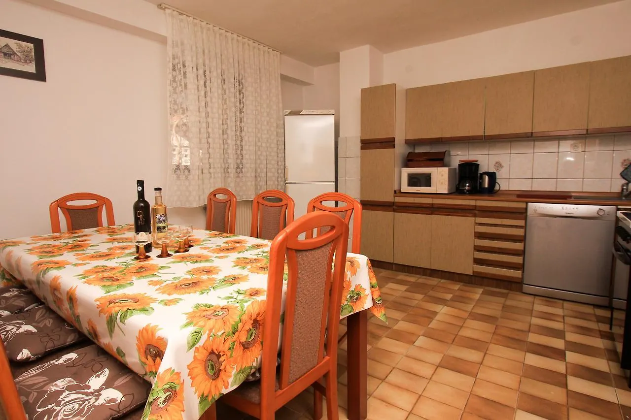 Apartments Flora Pjescana Uvala 0*,
